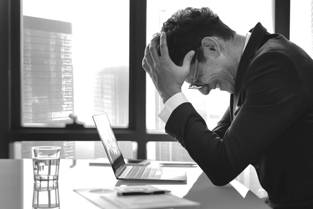 Autodestrucción Laboral Comportamientos que Sabotean tu Carrera