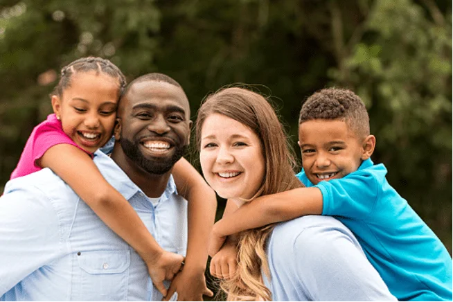 Hogar multicultural en relación mixta