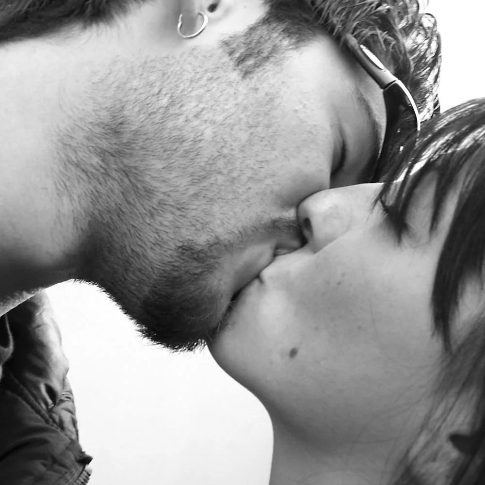 El arte del beso masculino cómo saber si te desea
