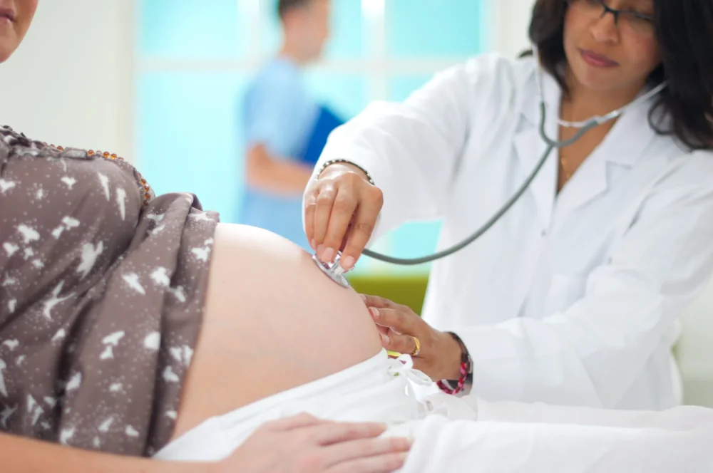 Apoyo psicológico crucial en adopción de útero
