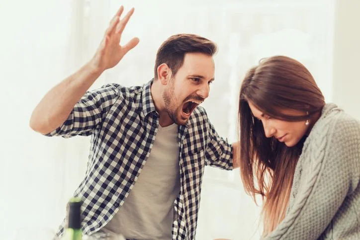 Cómo lidiar con la agresividad de mi novio