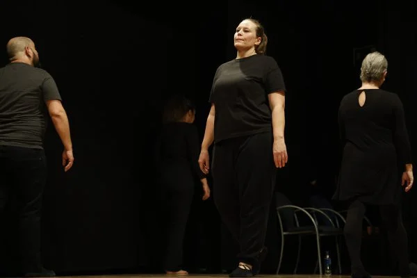 Explorando los elementos corporales en el teatro