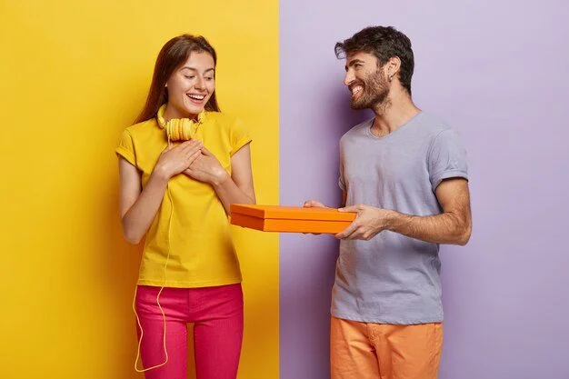 La emoción de recibir un regalo de una mujer
