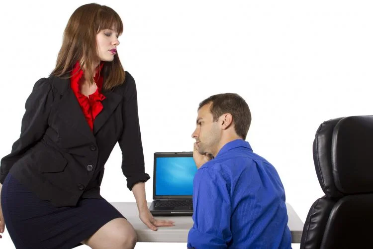 Tonteo laboral cuando el coqueteo se descontrola en el trabajo