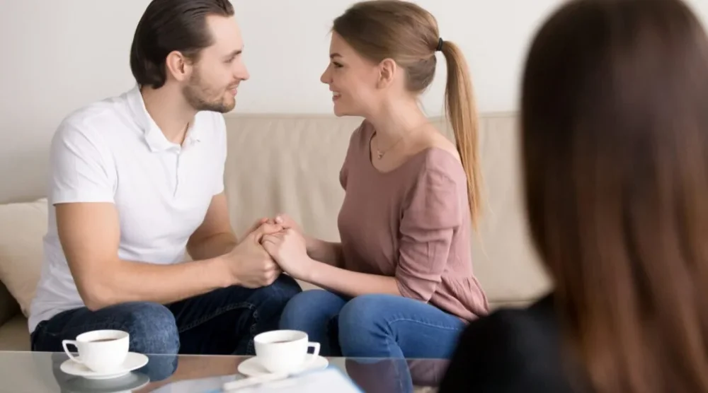 Fortaleciendo autoestima y confianza en relaciones poliamorosas mediante terapia