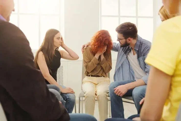 Terapia grupal solución efectiva para trastornos del estado de ánimo