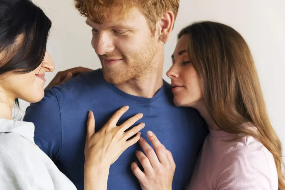 Terapia de pareja para relación poliamorosa honesta y transparente
