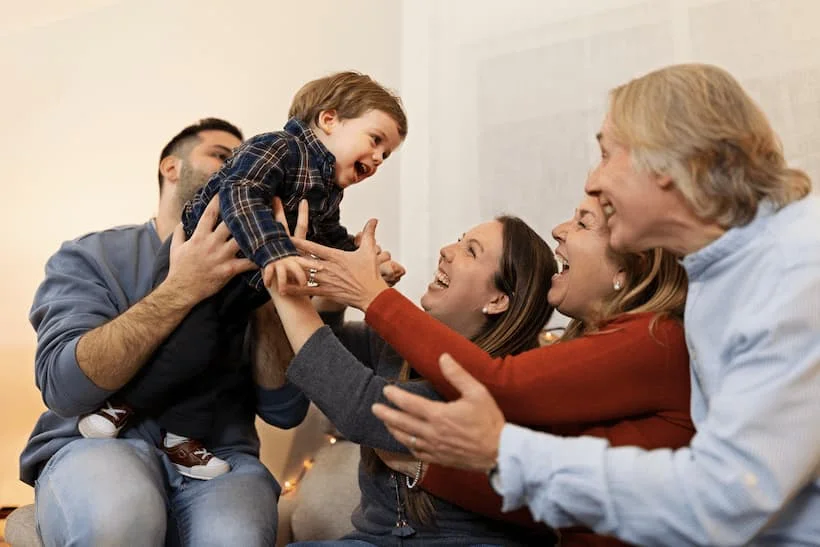 Apoyo esencial para la adopción de hermanos menores