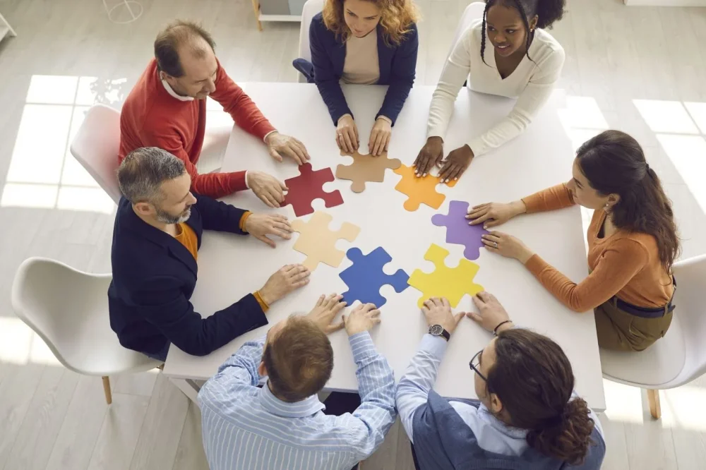 Explorando la cooperación en el comportamiento humano