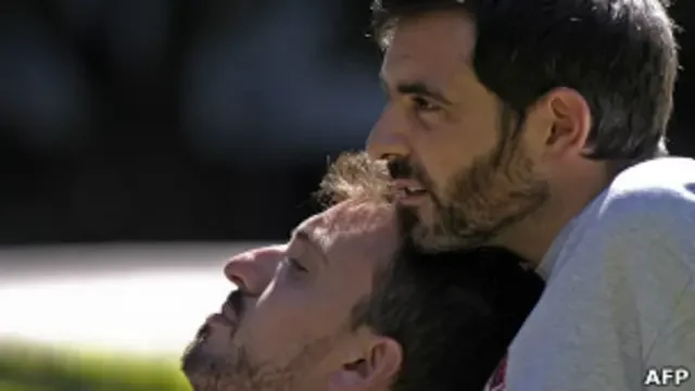 Cómo manejar la presión externa en una relación gay