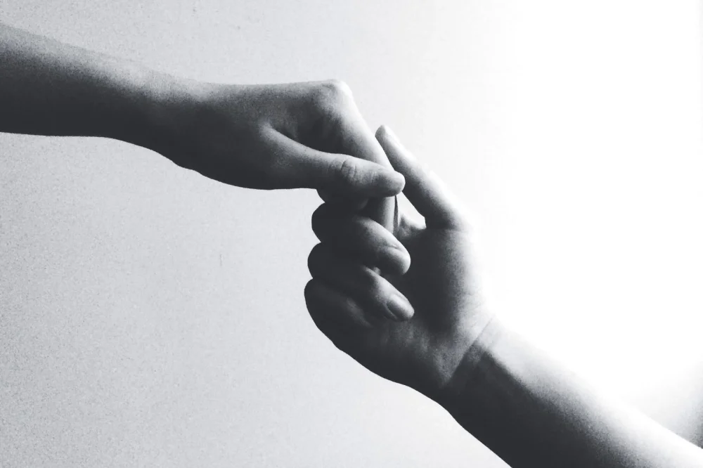 La razón del hombre que toma la mano de una mujer