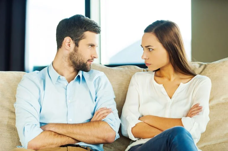 Comportamiento de hombre resentido hacia mujer