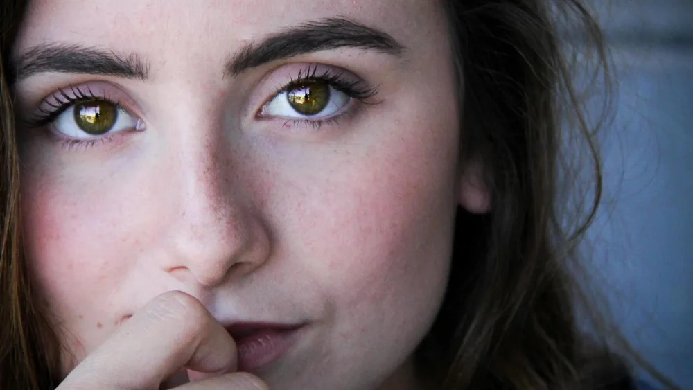 Significado de la mirada fija de una chica