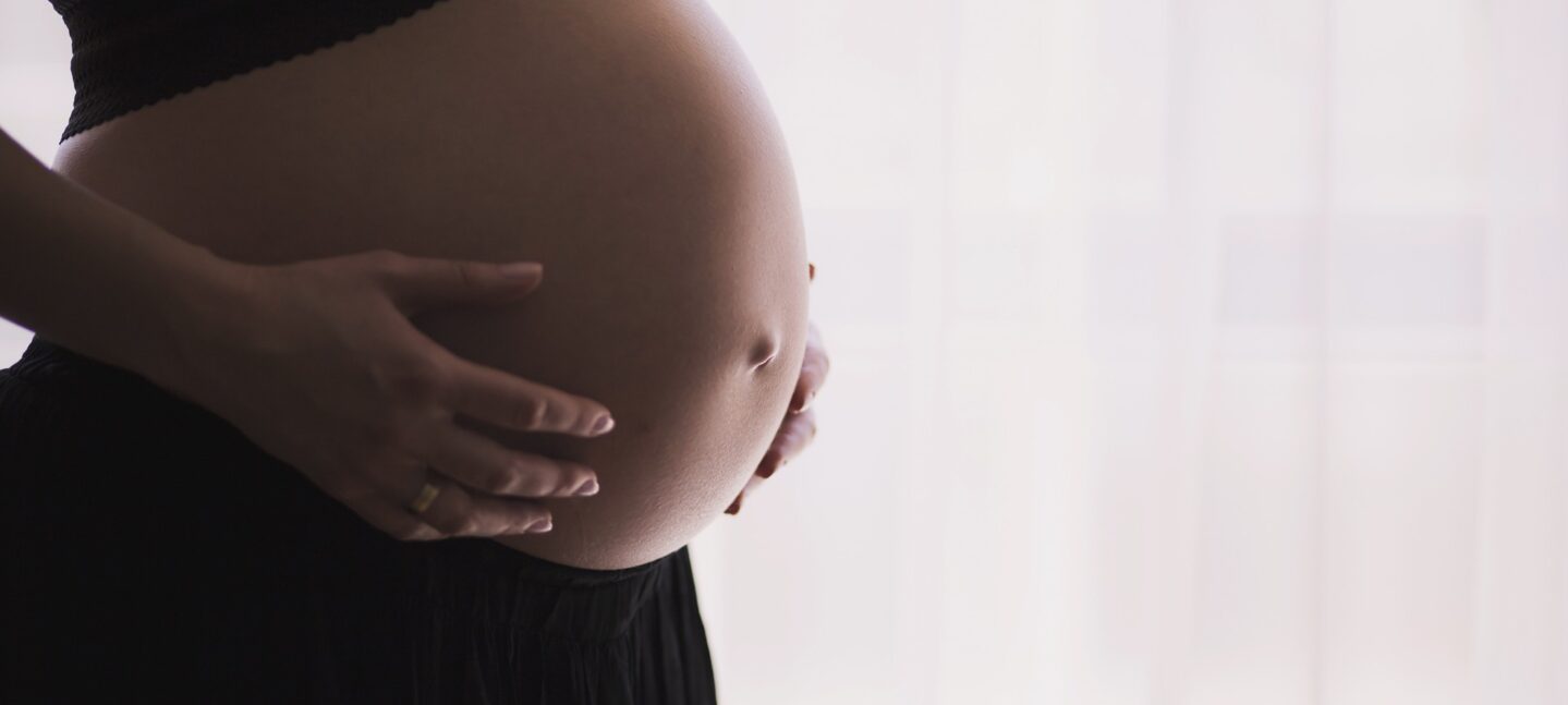 Apoyo emocional en adopción de útero Camino hacia felicidad