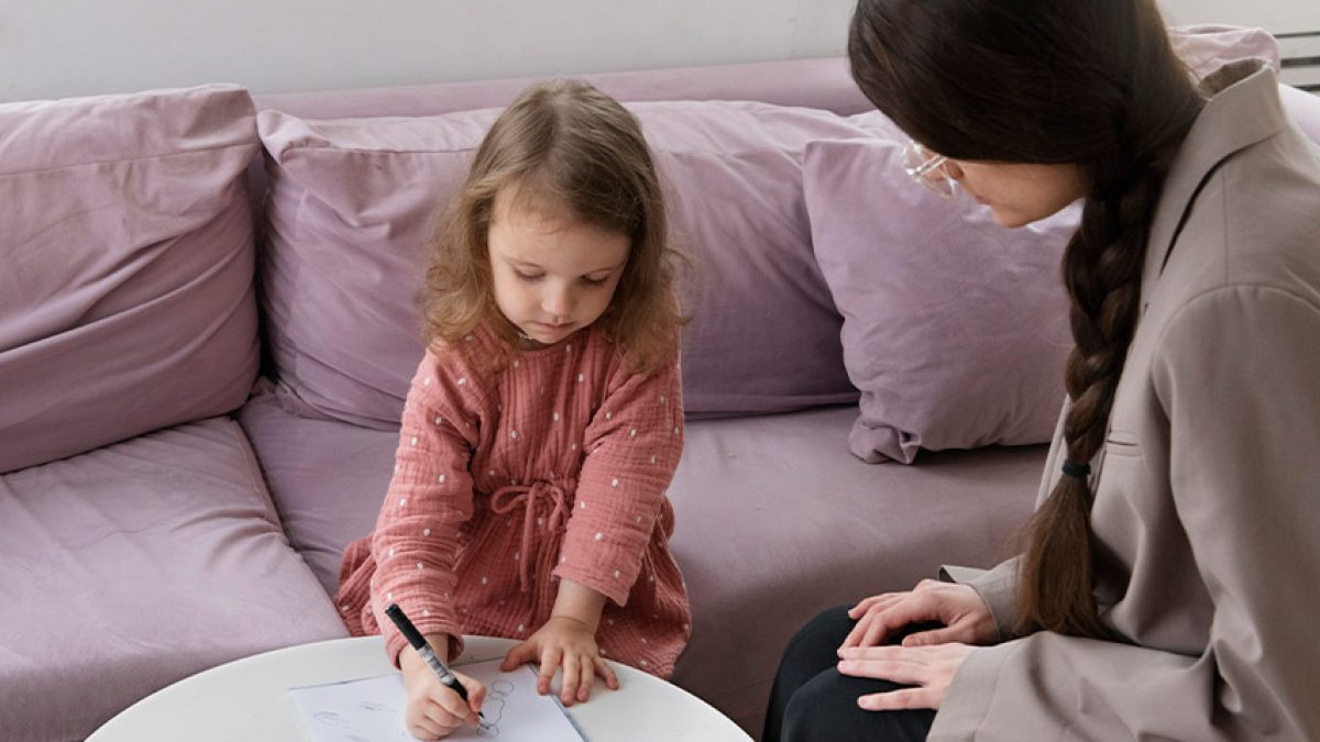 Ayuda a niños con dificultades en relaciones sociales
