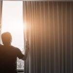 Cerrada puerta abierta ventana el significado detrás de ello