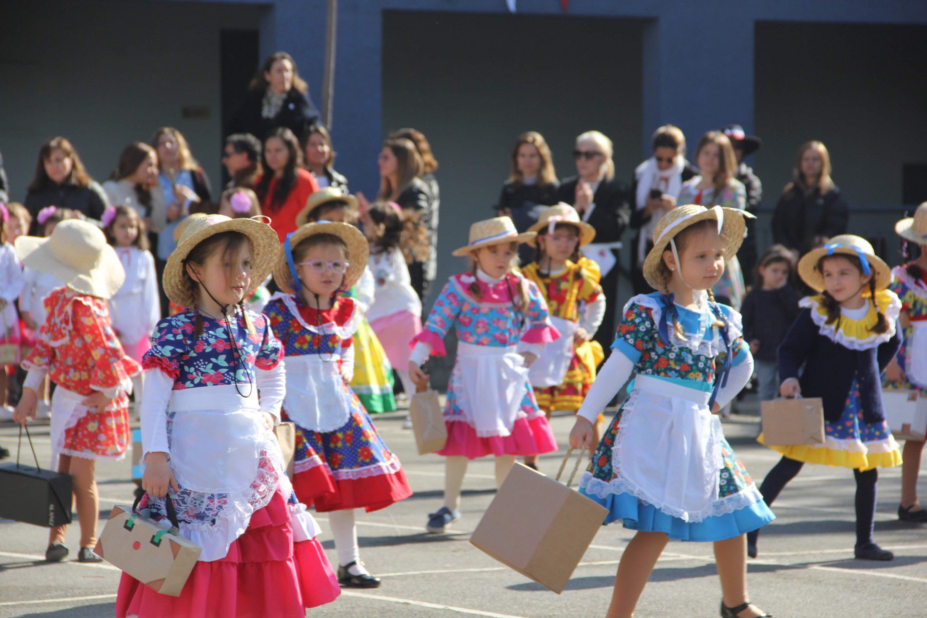 Coloridos Bailes Típicos en la Zona Centro