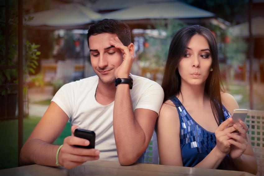 Comportamiento de un hombre cuando le gusta otra mujer