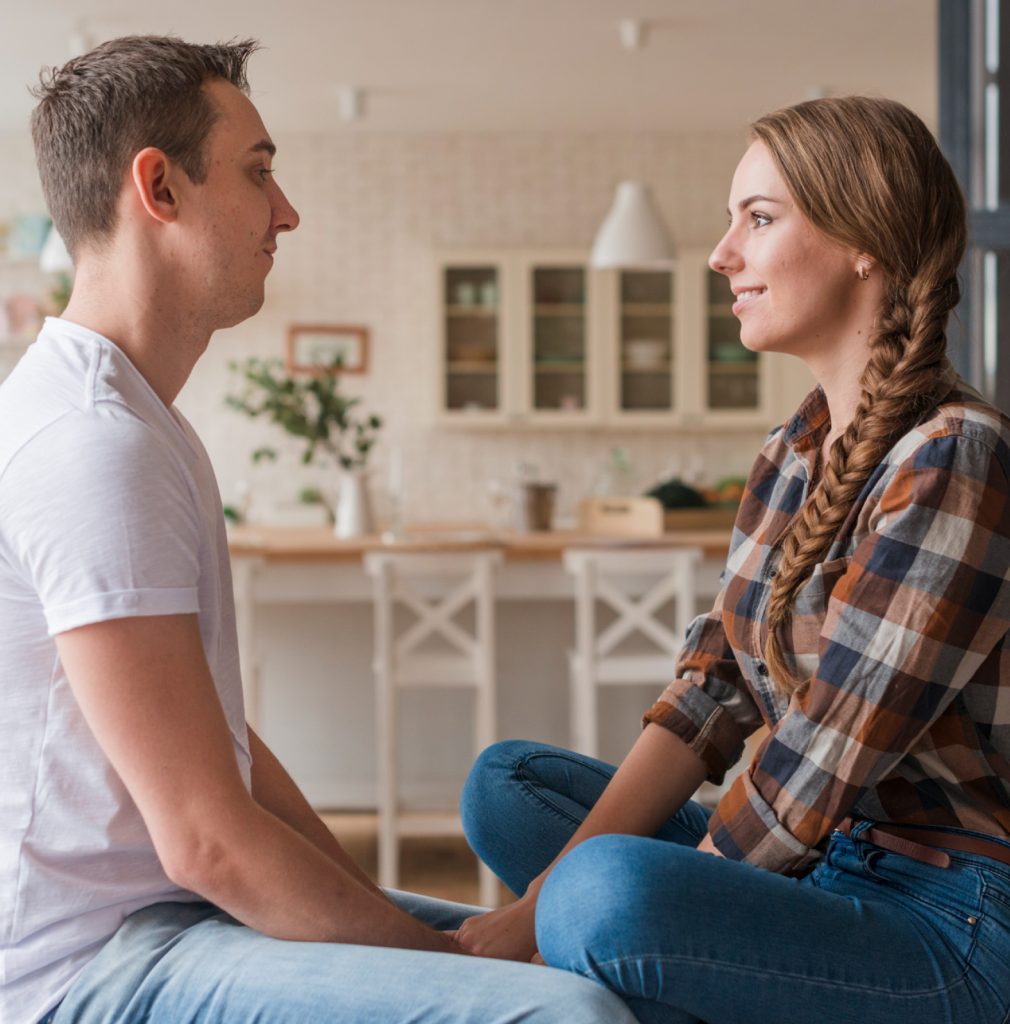 Comunicación efectiva en relaciones no monógamas clave para felicidad