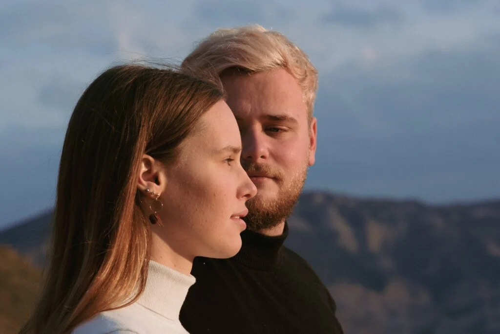 El significado de una mirada intensa desde lejos