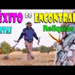 Encontrando tesoros hallando llaves perdidas en el suelo