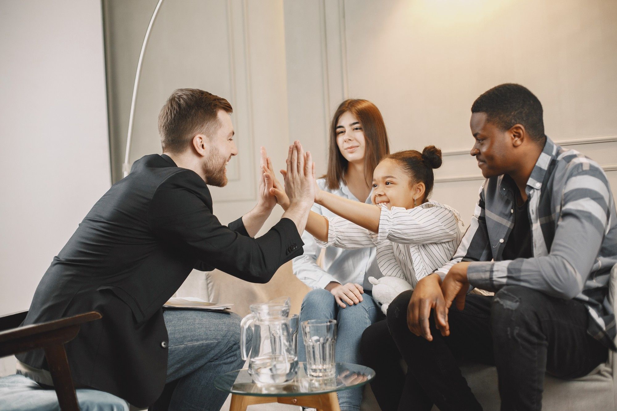 Felicidad familiar éxito en terapia de pareja y adopción
