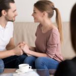 Fortaleciendo autoestima y confianza en relaciones poliamorosas mediante terapia