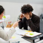 Impacto del estrés laboral en las relaciones interpersonales análisis psicológico