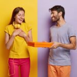 La emoción de recibir un regalo de una mujer