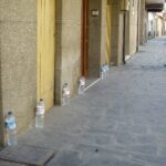 Significado de encontrar botella de agua en la puerta