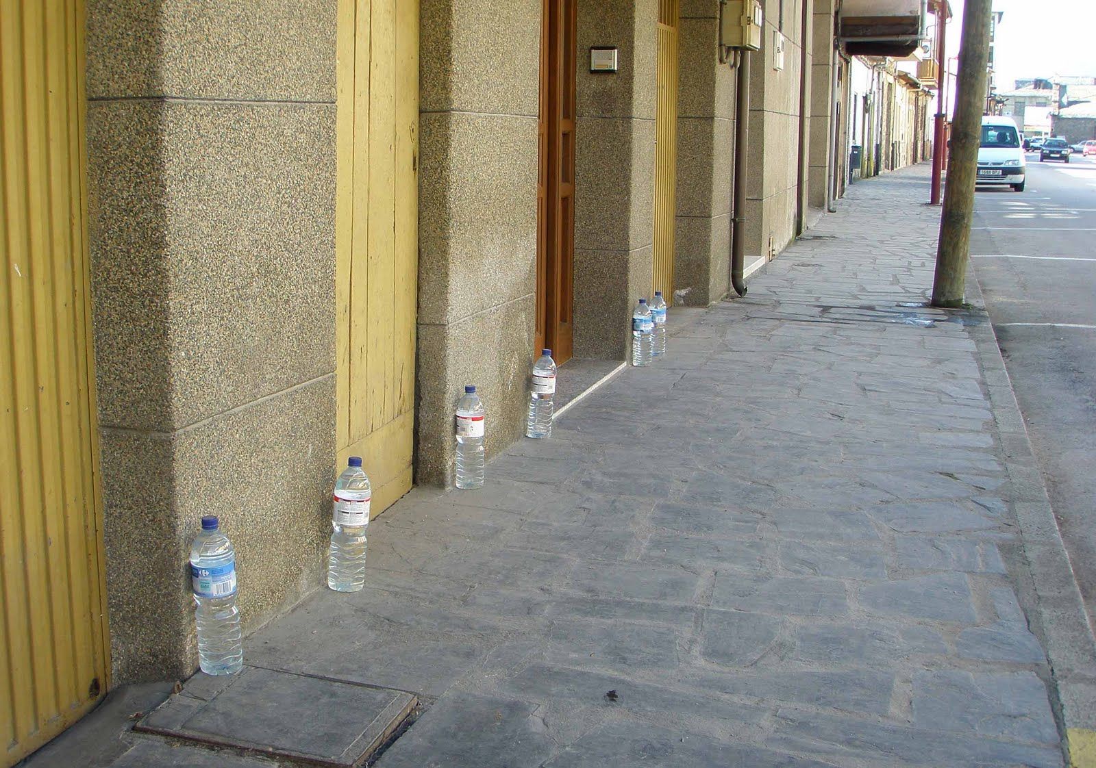Significado de encontrar botella de agua en la puerta