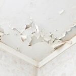 Soluciones efectivas para soñar con humedades en el techo