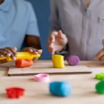 Terapia de juego enfoque efectivo para tristeza infantil