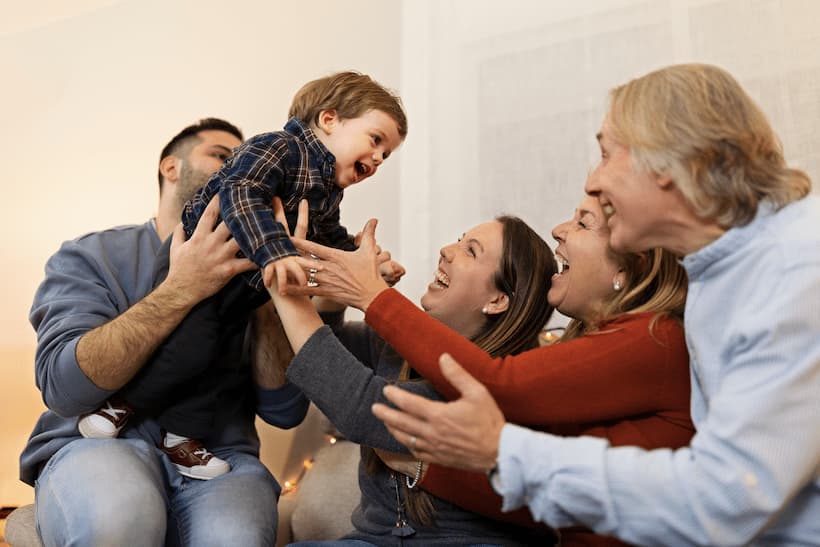 Apoyo esencial para la adopción de hermanos menores