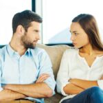 Comportamiento de hombre resentido hacia mujer