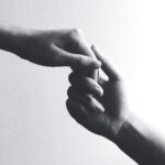 La razón del hombre que toma la mano de una mujer