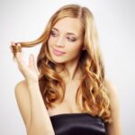 Por qué una mujer se toca el pelo al verte