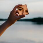 Reflexionando en el espejo Un viaje hacia autoconocimiento